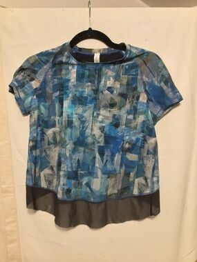LULULEMON abstract print tee with cross over back SZ 2 with sheer accent